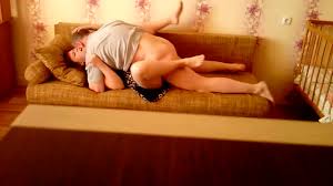 Домашний секс на диване русской пары из Тулы - порно видео HD PornoKissi.Org