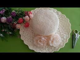 Kagit Ip Sapka Modellerine Bir Yeni Tarif Daha Ekliyoruz Cok Guzel Bir Sapka Ayni Modeli Pamuklu Iplerle De Orebilirsiniz Fa Krose Sapka Sapka Orme Sapkalar