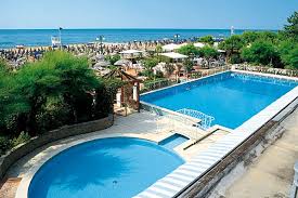 L'hotel è situato fronte mare nei pressi di piazza milano, zona est di jesolo. Strand Und Pool