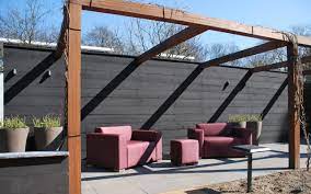 moderne tuin met allweather tuinmeubelen van design2chill vurenhouten schutting geschilderd in de kleur kim een supermatte ve tuin moderne tuin tuin pergola