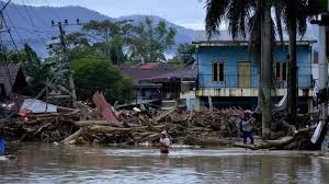 Banjir bandang berbeda dengan banjir pada umumnya atau banjir di jakarta. 900 Warga Mengungsi Diterjang Banjir Bandang Puncak Bogor