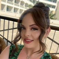 Elsa Davis's Instagram, Twitter & Facebook