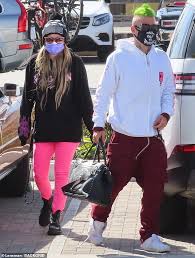 Avril lavigne and mod sun have joined forces for the punk rock anthem flames, which appears on mod sun's forthcoming album. Avril Lavigne And Mod Sun Seal Their Romance With A Kiss As They Spend Valentine S Day In Malibu Aktuelle Boulevard Nachrichten Und Fotogalerien Zu Stars Sternchen