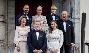Listen to kongefamilien in full in the spotify app. Kongefamilien Slik Handterer De Corona Situasjonen
