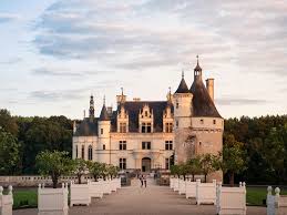 Château (plural châteaus or châteaux). Chateau De Chenonceau La Loire A Velo