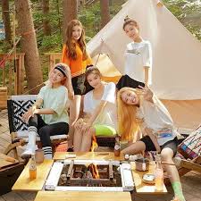 26 de mayo de 2000. Image May Contain One Or More People People Sitting And Outdoor Fandom Selebritas