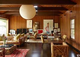A complete guide to mid century modern furniture, architecture and design. An Understated Beach House That Artfully Breaks Convention In The Hamptons Mid Century Living Room Decor Mid Century Living Room Home