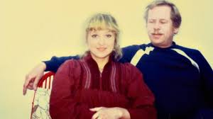 Na slunci a v záři reflektorů se model stříbrně leskl. Svatba Vaclava Havla A Dagmar Veskrnove Utajovany Obrad Ktery Prekvapil Verejnost I Media G Cz