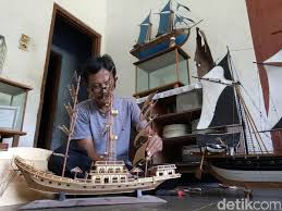 Secara nyata, kapal dan perahu digunakan sebagai alat transportasi air pada zaman dahulu. Mengenal Perajin Miniatur Kapal Tradisional Nusantara Asal Purwakarta