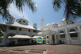 Sebaliknya, banyak rumah kedai yang saling terhubung satu sama lain dan membentuk satu. Masjid Abidin White Mosque Kuala Terengganu