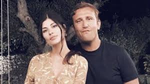 Parlando della sua vita privata, emilio solfrizzi è sposato con renata del turco, sua moglie dal 1994 e con lei ha due figli: Pio E Amedeo Chi E Cristina Garofalo La Moglie Di Pio D Antini La Miss Tra Amore Carriera E Figli Newsonline