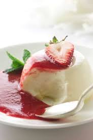 This Vanilla Panna Cotta With Strawberry Sauce Is The Ultimate Dessert An Italian Classic O In 2020 Strawberry Sauce Vanilla Panna Cotta Strawberry Panna Cotta Recipe