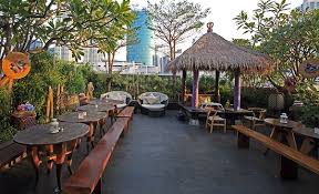 A new coffee shop located in senopati using simple decorations with pastel nuances. 10 Cafe Outdoor Jakarta Asyik Buat Nongkrong Dan Nugas Roomme