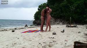 Çıplak bir plajda inanılmaz seks - amatör Rus çift