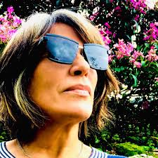 se você vê beleza aqui não significa que há beleza em mim significa que há  beleza enraizada tão fundo em você que é impossível não ver beleza em tudo.  por Rupi Kaur