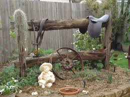 Love This Western Themed Flower Bed Rustic Garden Decor Garden Yard Ideas Diy Garden Decor