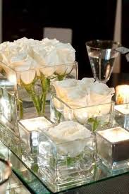 Algunos centros de mesa con flores y mucho verde y otros en madera tallada y velas. Centros De Mesa De Boda Para Este 2018 Con Predicciones Para El 2019