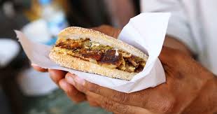 Un Sandwich Marocain A L Omelette Casse Croute Alimentation Sandwiches