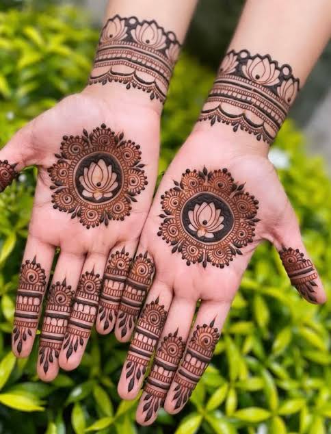 Mehendi round | Simple mehendi designs front hand aesthetic, Mehndi designs bridal hands, Mehndi art designs