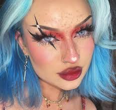 Schmerzhaft": Naomi Jon lässt sich ein Arschgeweih stechen