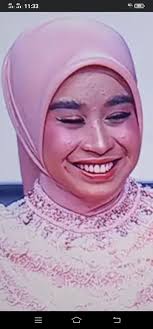 Satu kata buat kk april ngak suka dia muncul pas april dah jdi artis plus  atitutnya ke netisen pun ngak bgt mana penampilannya lebih ngartis dri pada  april