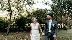 Das boho kleid hat einen speziellen platz in unserem kleiderschrank. Boho Brautkleider Im Hippie Style Lassig Leicht Boheme Cool