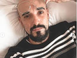 Todo lo que diga está de más, las luces siempre encienden en el alma el cantante utilizó una frase de un vestido y un. Abel Pintos Se Convirtio En Papa Nacio Agustin El Primer Hijo Del Musico Y Mora Calabrese