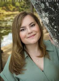 I love the rustic vibe this location gives and Karleigh you are BEAUTIFUL!  ✨❤ WR Senior of 2025!!! #arkansasphotographer #springseason #SeniorPortraits