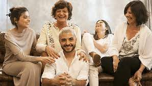 Era o que faltava! 2a a 6a, 20h @radio_comercial • he/him. Rui Maria Pego Posa Com A Mae E Com As Irmas Eis O Nome Que Chamou As Familiares
