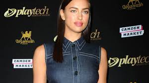 Yanında bir arkadaşı olan 28 yaşındaki i̇rina shayk, makyajsız yüzüyle podyumdaki ya da çekimdeki halinden çok farklı bir görünüm sergiliyordu. Irina Shayk Sie Strahlt Auch Ohne Ronaldo
