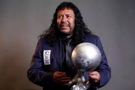 Video) A sus 59 años, René Higuita vuelve a asombrar al mundo con su  atajada del 'escorpión' - El Comercio