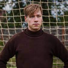 His signing causes outrage to thousands of fans, many of them jewish. The Keeper The Man Who Played An Fa Cup Final With A Broken Neck