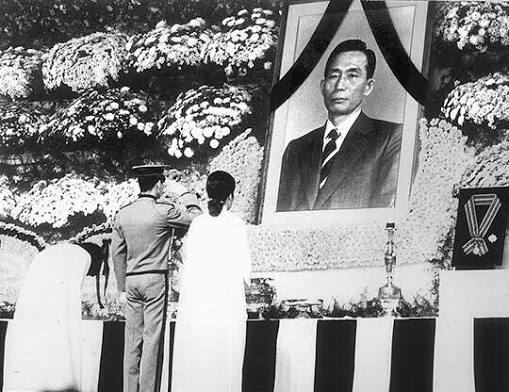 우리는 박정희 정권이 암살로 끝난 게 걱정스러웠어요”