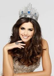 La razón, es que uno de sus patrocinadores, una cadena de grandes superficies, decidió hacer un evento en el cual anunciará que la soberana de la belleza universal será su imagen, pero ante la apretada agenda de la colombiana. 110 Paulina Vega Ideas Paulina Vega Miss Universe 2014 Miss Colombia