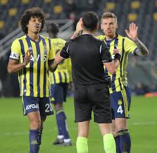 Var tarafından çekilen ofsayt çizgisi dünya gündeminde de yer aldı. Fenerbahce Nin Cizgi Isyani Erol Bulut Yuzde 100 Ofsayt