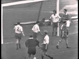 Lautstark angefeuert von den 19 770 zugelassenen zuschauern stürmten die knappen munter drauf los, als habe es die lange niederlagenserie in der dramatischen. Fc Schalke 04 3 0 Hamburger Sv Endspiel Um Die Deutsche Meisterschaft 1958 Youtube