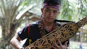 Sape yang dalam bahasa dayak sendiri berarti memetik dengan jari. Ini Sape Alat Musik Tradisional Suku Dayak Di Tanah Borneo