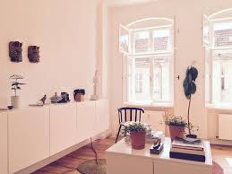 Schone Einrichtungsidee Furs Wohnzimmer Helle Wande Grosse Fenster Weisse Kommode Und Sonnenschein Wohnung In Berlin Berlin Wohnzim Wohnung Haus Haus Deko