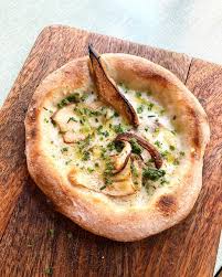 Caf&eacute; du coin - Pizette, mozza fum&eacute;e, c&egrave;pes, ciboulette et ail!  #lettheseasonbegin #lefooding | Facebook