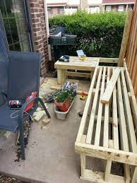 Er Verschonert Seine Veranda Mit Einer Sitzbank Aus Holz Kleiner Hinterhof Terrasse Diy Spielplatz Garten Terrasse