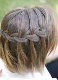 Une Coiffure A Base De Tresse En Cascade Sur Cheveux Courts Cheveux Courts Nattes Coiffure Simple Cheveux Courts Cheveux Courts