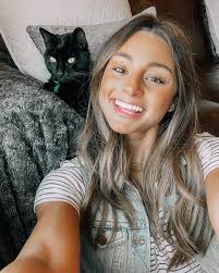 why is my cat prettier than me? 🐈‍⬛