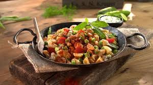 Mit sojagranulat oder tofu hast du ganz easy einen veganen fleischersatz an bord. Rauchiges Kartoffelgulasch Mit Gurkendip Rezepte Rezepte Verbraucher Wdr Rezepte Rezepte Ver In 2021 Kartoffelgulasch Vegetarische Gerichte Essensrezepte