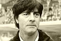 Die anzahl an kilometern die joachim löw bisher auf der erde gelaufen ist, würde ausreichen um 7,3918 mal um den mond zu laufen. Jogi Low Joachim Low 1960 Geboren Am