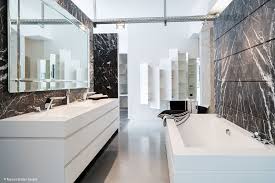 Gestaltung ideen geraumiges bad graue fliesen holz stuhl. Bad Design Neuester Stand Artikel Munchen Magazin Cube Magazin