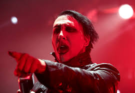 Rocker marilyn manson will report to the los angeles police department as a part of a joint agreement between the gilford police department in new hampshire and manson's attorney. Marilyn Manson Agrees To Surrender To Police On New Hampshire Arrest Warrant