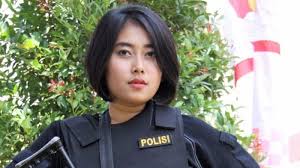 Potong rambut model nungging polwan bob hair cut with razor. Polwan Berwajah Seperti Model Ini Cari Calon Suami Ini Syaratnya Tribunnews Com Mobile