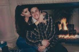 Ariana grande has tied the knot with fiance dalton gomez in a tiny and intimate wedding. 3xyqyebncdwdjm