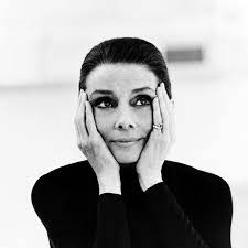 Da twiggy ad audrey hepburn, passando per cameron diaz, una gallery dei tagli capelli corti più iconici delle star. Audrey Hepburn Le Foto Mai Pubblicate E I Suoi Tagli Di Capelli Piu Iconici Amica