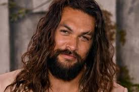 Szinte kibuggyannak Mariah Carey óriás keblei